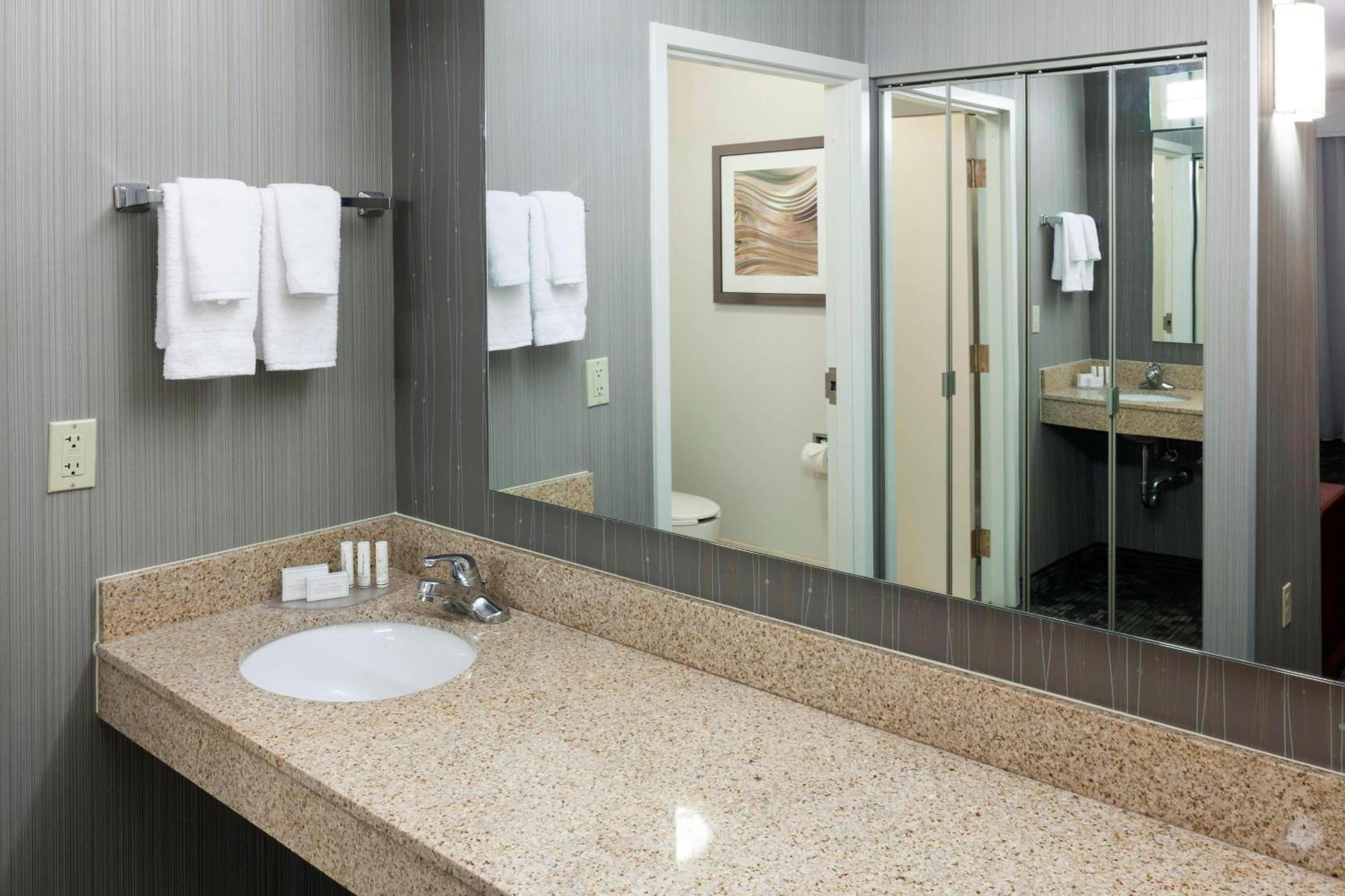 Hotel Courtyard By Marriott Wichita East Exterior foto
