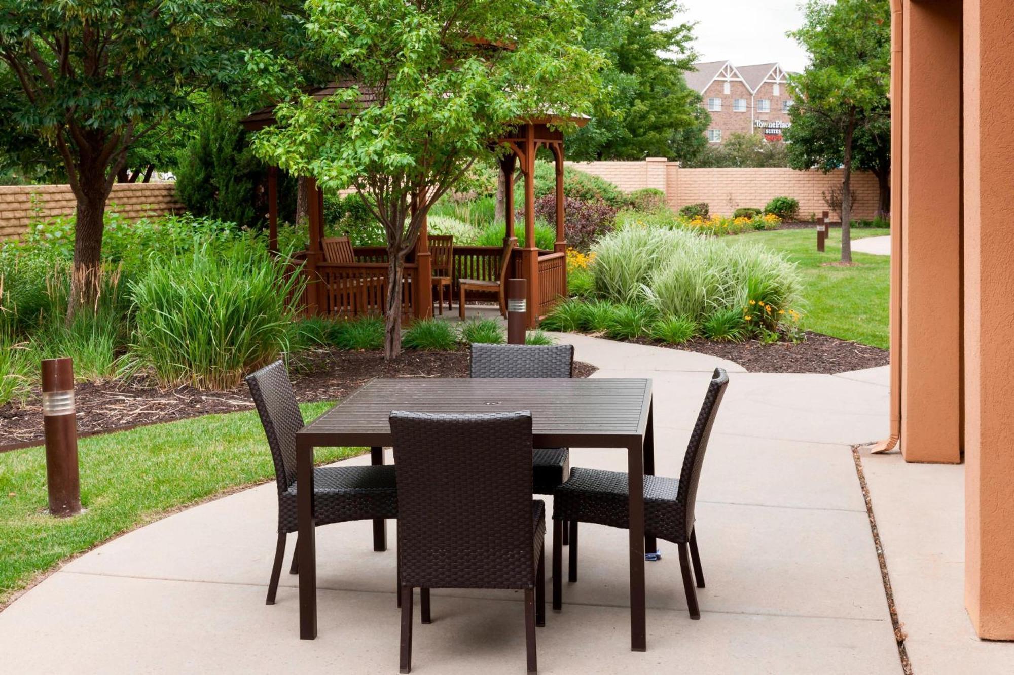 Hotel Courtyard By Marriott Wichita East Exterior foto