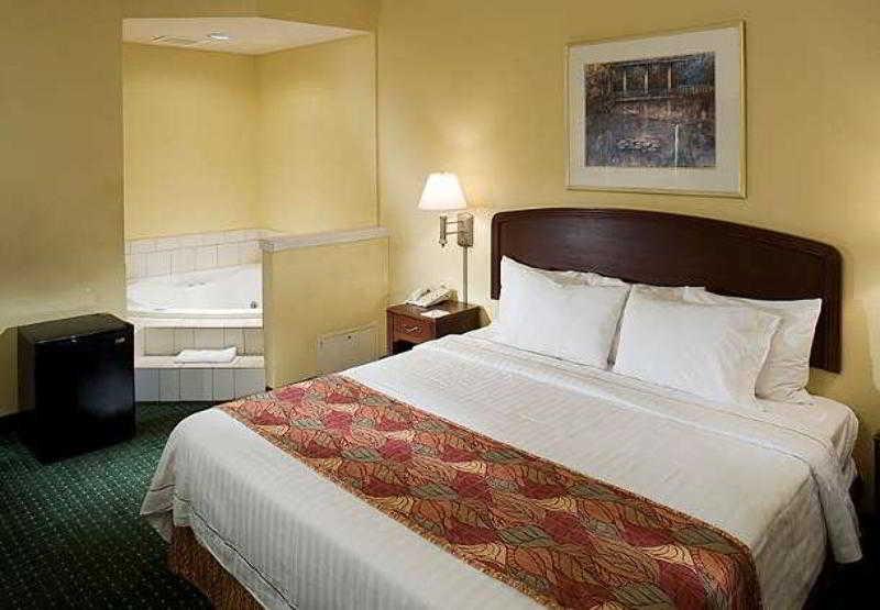 Hotel Courtyard By Marriott Wichita East Exterior foto