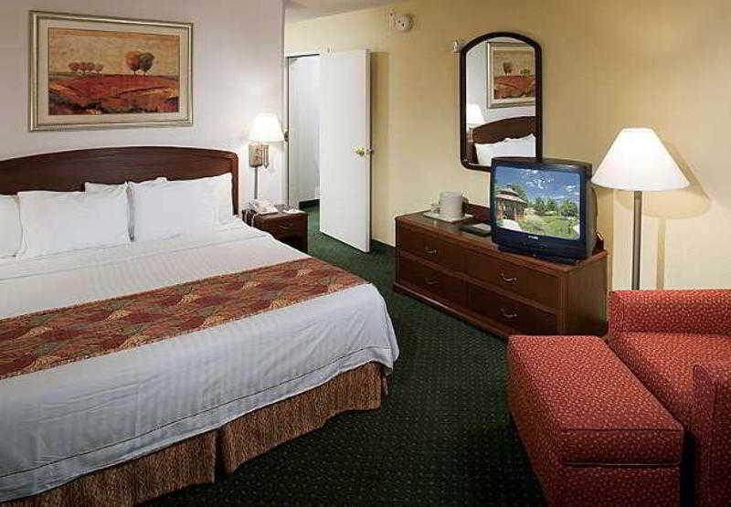 Hotel Courtyard By Marriott Wichita East Exterior foto
